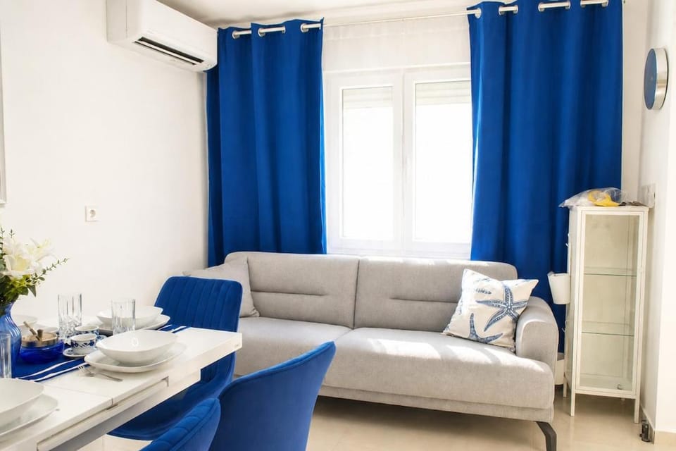 Living room, Seating area, Dining area, air conditioner
