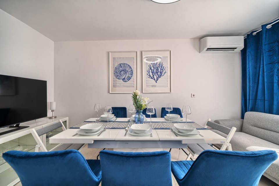 TV and multimedia, Living room, Seating area, Dining area, air conditioner
