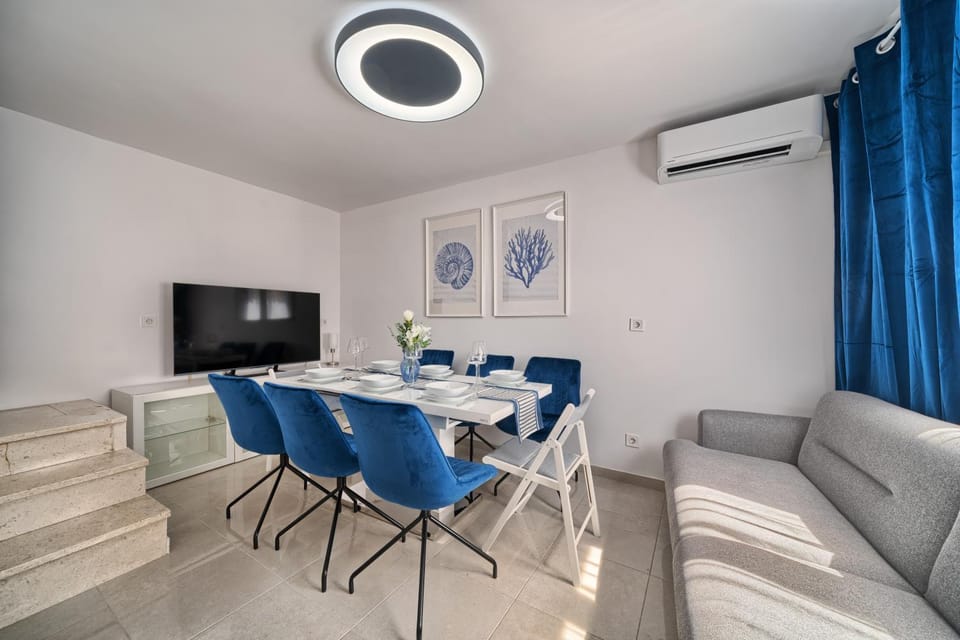 Communal lounge/ TV room, TV and multimedia, Living room, Seating area, Dining area, air conditioner
