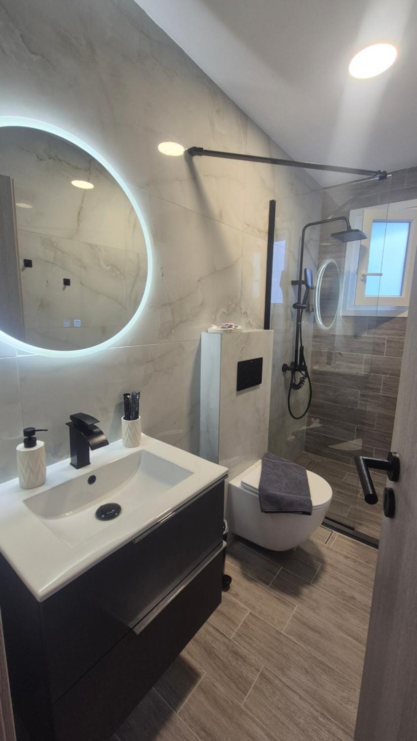 Shower, Toilet