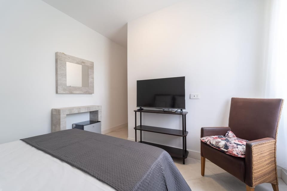 Bed, TV and multimedia, Photo of the whole room, Evening entertainment, Bedroom