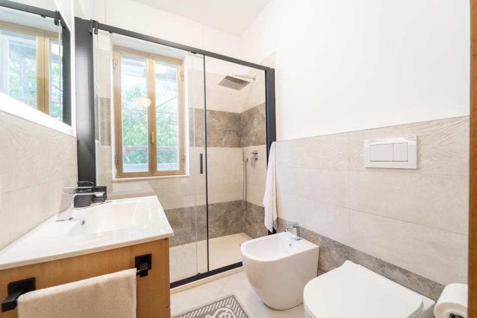 Shower, Toilet, Bathroom, bidet, towels