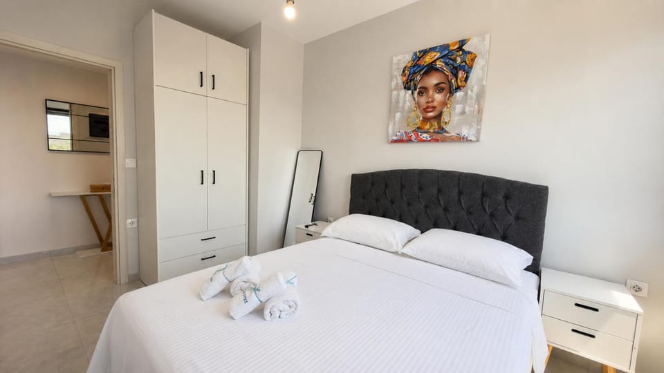 Bed, Photo of the whole room, Bedroom, towels