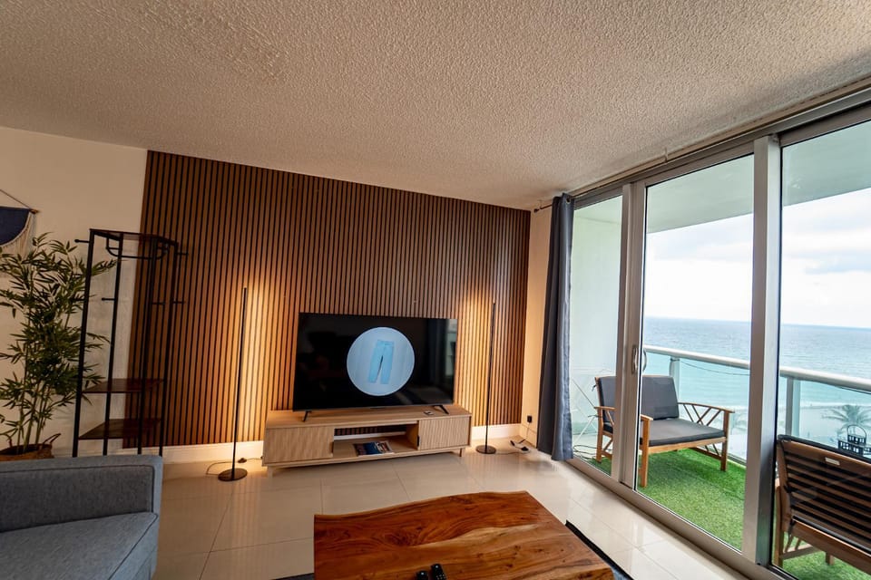 Communal lounge/ TV room, Natural landscape, TV and multimedia, Living room, Evening entertainment, Sea view