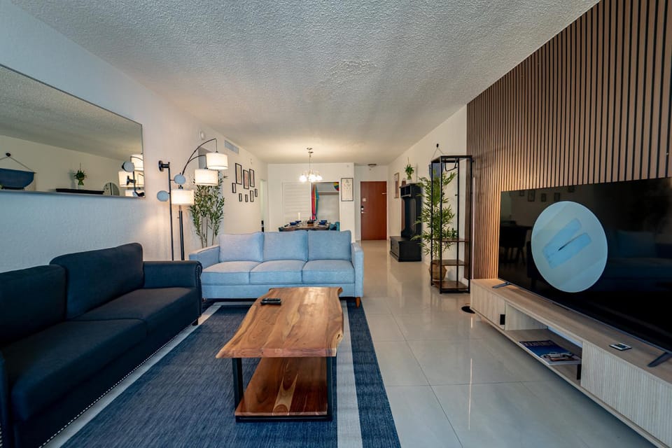 Communal lounge/ TV room, Bed, TV and multimedia, Living room, Photo of the whole room, Seating area, Evening entertainment, Bedroom, fireplace