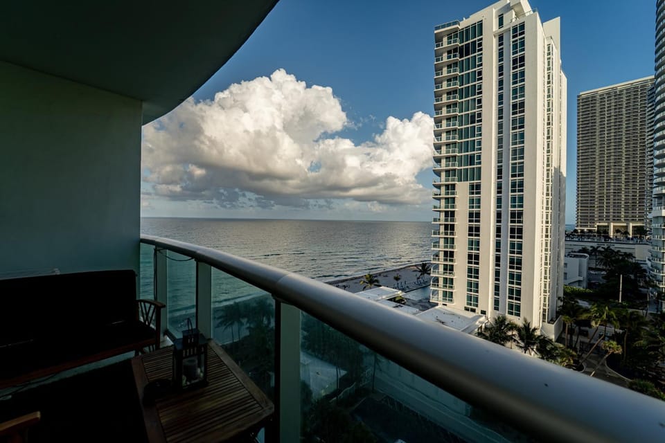 View (from property/room), Balcony/Terrace, City view, Sea view