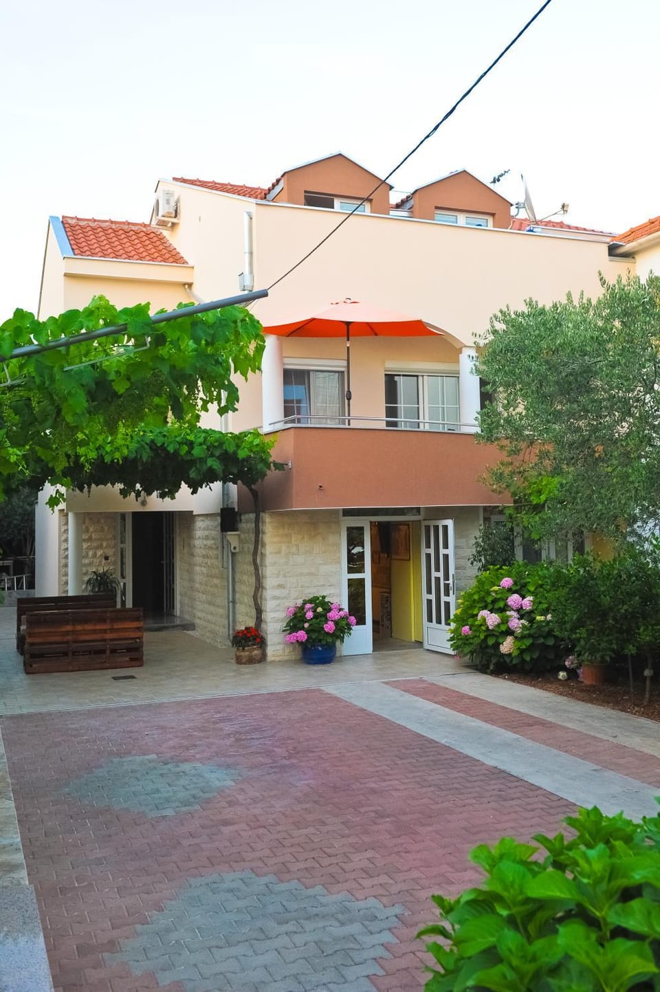 Facade/entrance, Garden, On site, Street view