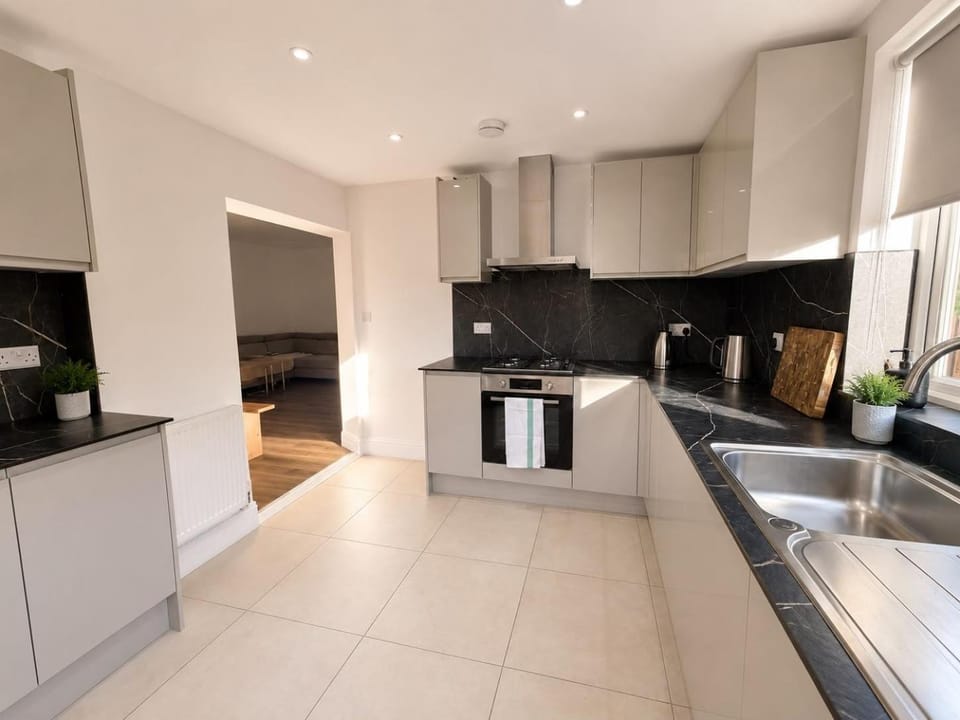 Lovely 5bed House in Wembley can sleep up to 12 people House in Wembley