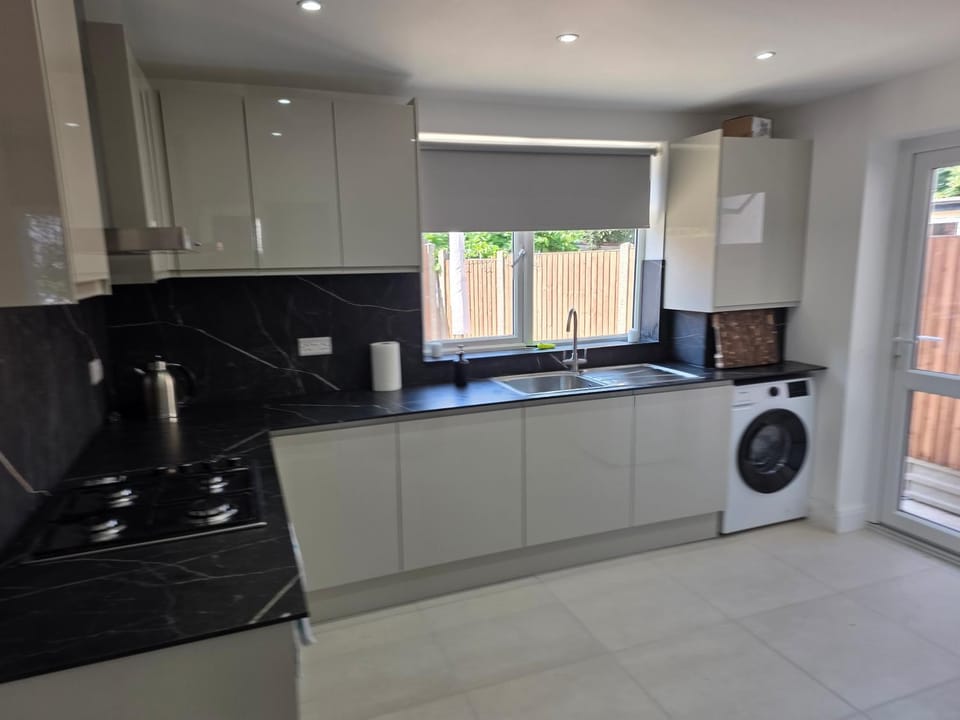 Lovely 5bed House in Wembley can sleep up to 12 people House in Wembley
