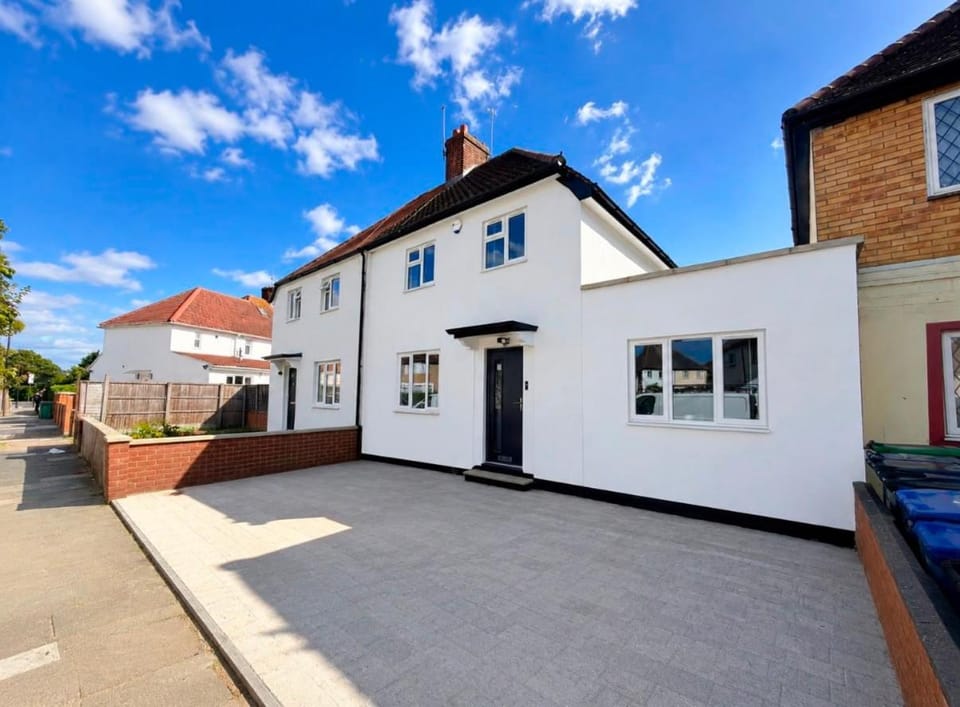 Lovely 5bed House in Wembley can sleep up to 12 people House in Wembley