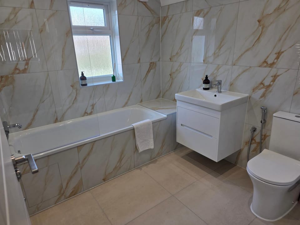 Lovely 5bed House in Wembley can sleep up to 12 people House in Wembley
