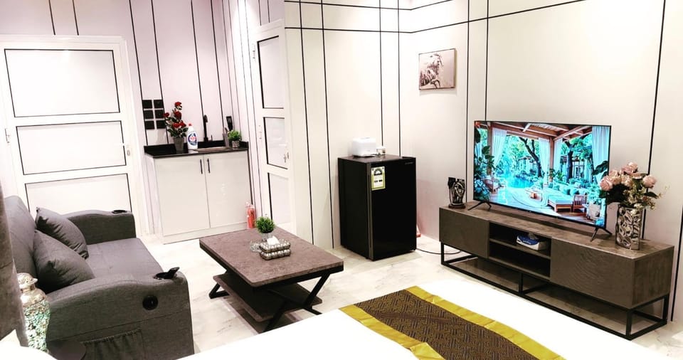 TV and multimedia, Living room, Seating area, Evening entertainment