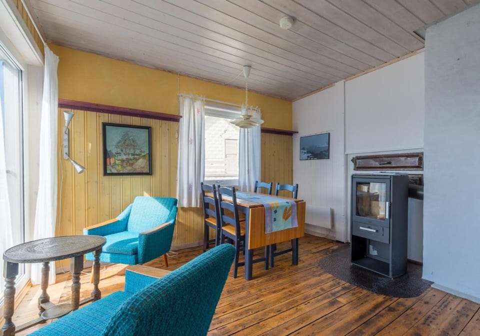 Seating area, Dining area, fireplace