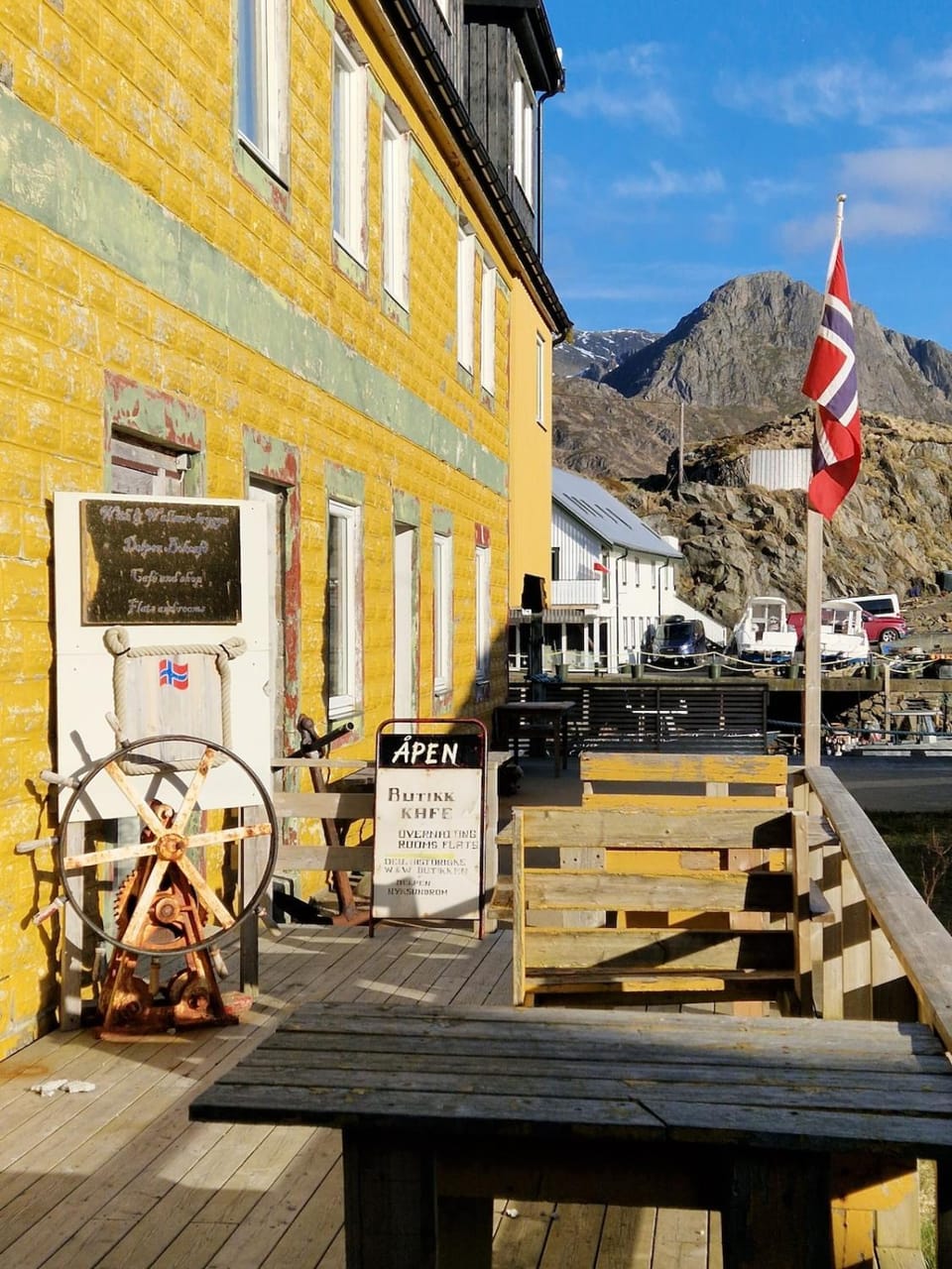Neighbourhood, Natural landscape, Mountain view, Shopping Area, Location