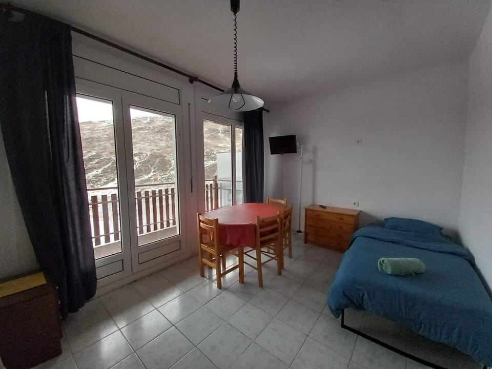 Bed, Living room, Photo of the whole room