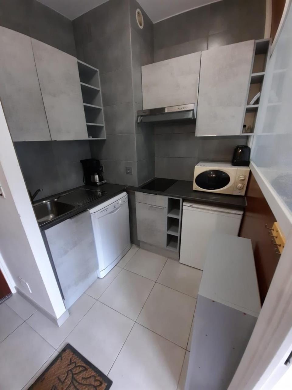 Kitchen or kitchenette, dishwasher