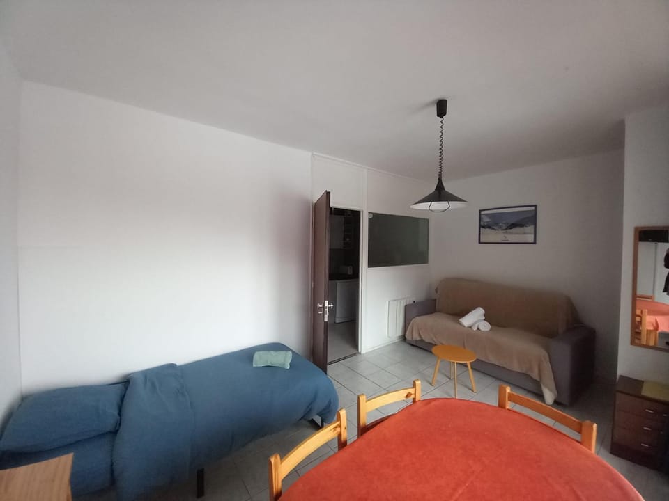 Bed, Living room, Photo of the whole room