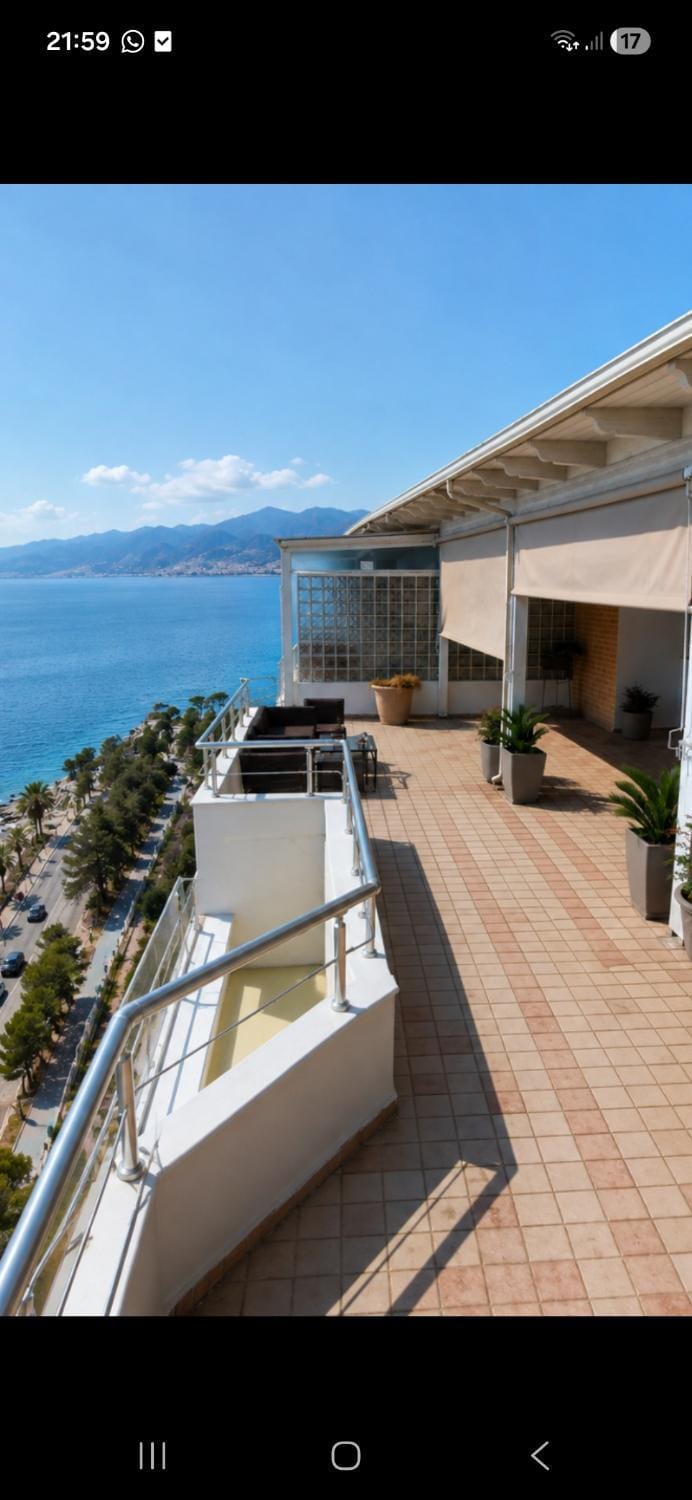 panoramik me pamje na deti lungomare Apartment in Vlorë