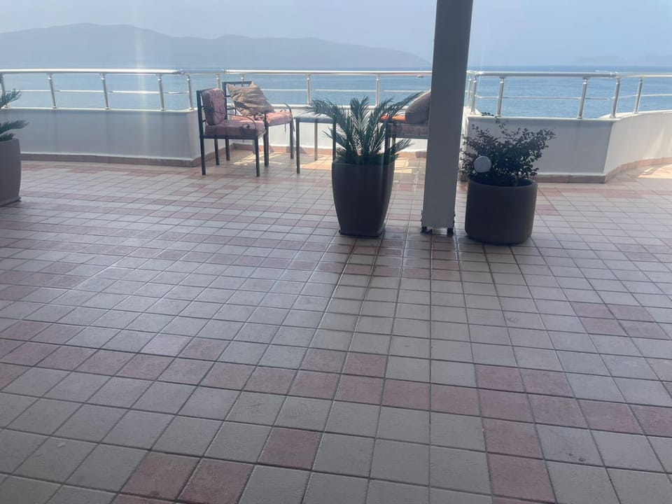 panoramik me pamje na deti lungomare Apartment in Vlorë