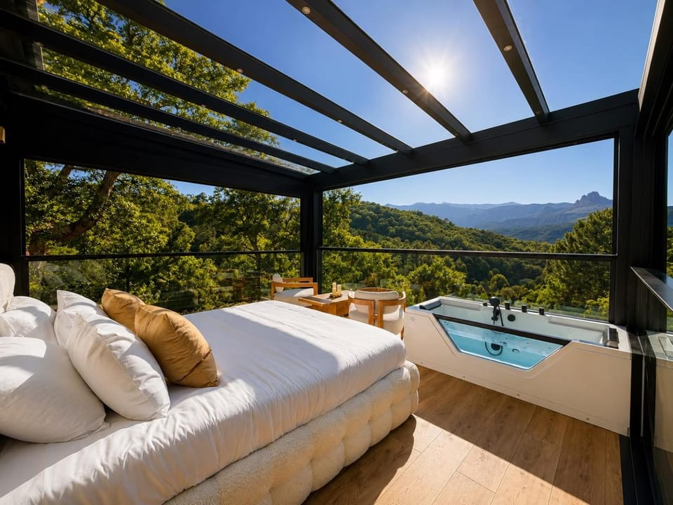 LODGE de VERRE insolite dans les Etoiles Glamping Campground/ 
RV Resort in Sari-Solenzara