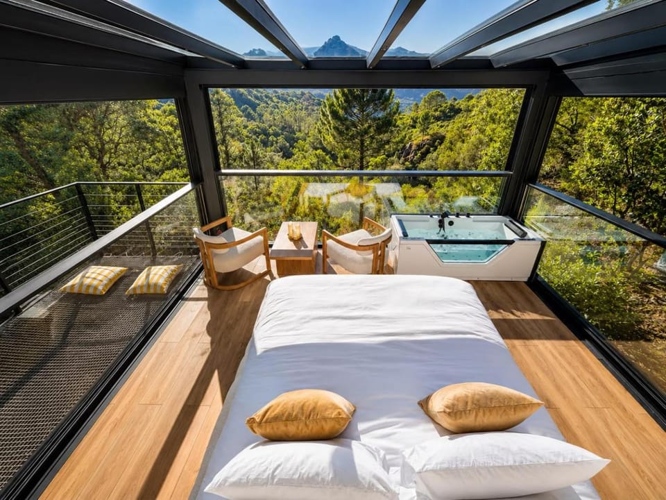 LODGE de VERRE insolite dans les Etoiles Glamping Campground/ 
RV Resort in Sari-Solenzara