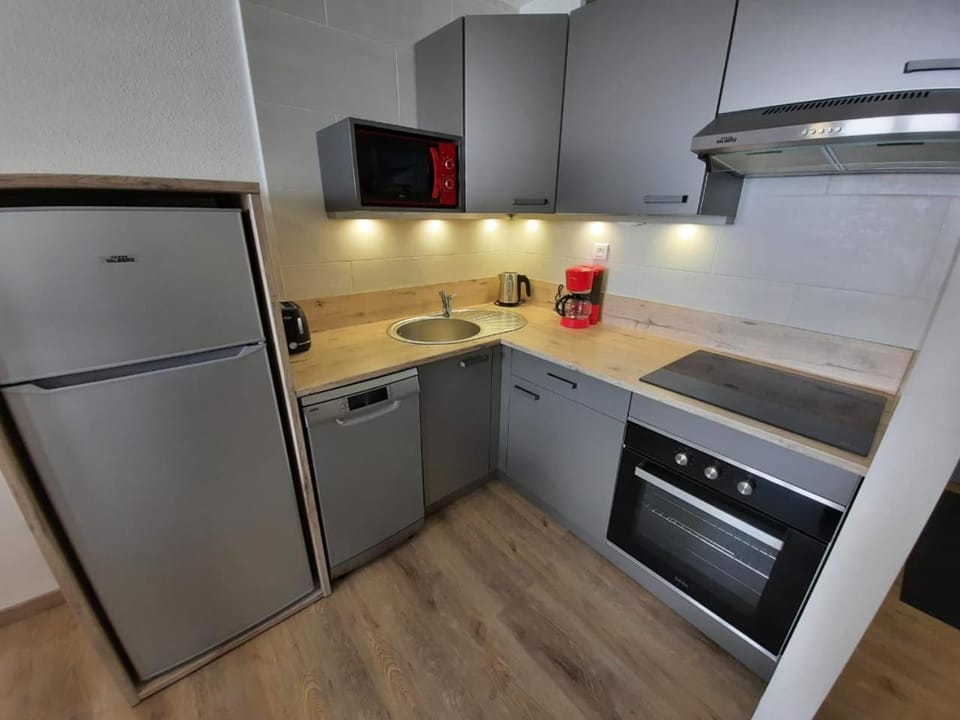 Kitchen or kitchenette, dishwasher, oven