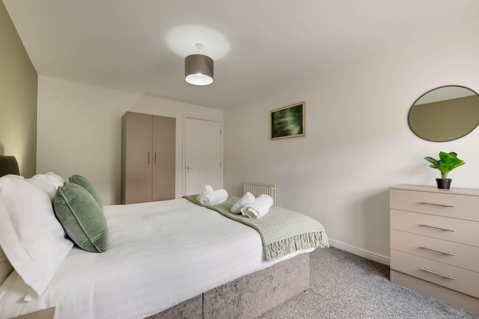 Bed, Photo of the whole room, Bedroom, towels
