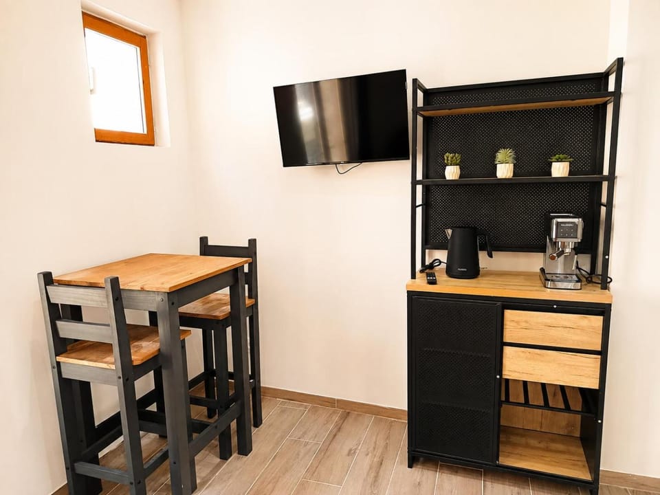 Lounge or bar, Seating area, Dining area