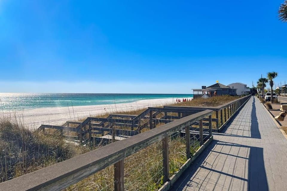 Spacious pet-friendly villa with full kitchen shared pool & private beach access House in Miramar Beach