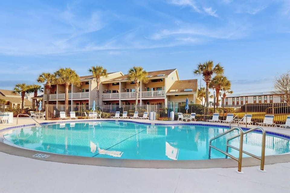 Spacious pet-friendly villa with full kitchen shared pool & private beach access House in Miramar Beach