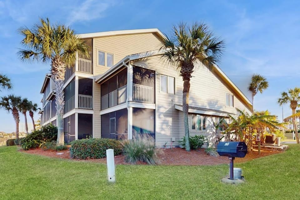 Spacious pet-friendly villa with full kitchen shared pool & private beach access House in Miramar Beach