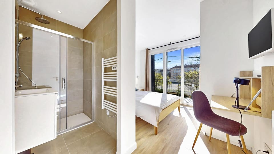 Shower, Bed, Bathroom, TV and multimedia, Balcony/Terrace, Photo of the whole room, Seating area, Bedroom