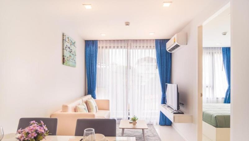 Condo in Downtown Pattaya with Best Rooftop Pool Apartment in Pattaya City