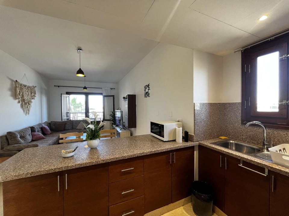 Coffee/tea facilities, Kitchen or kitchenette, Dining area, minibar, stove