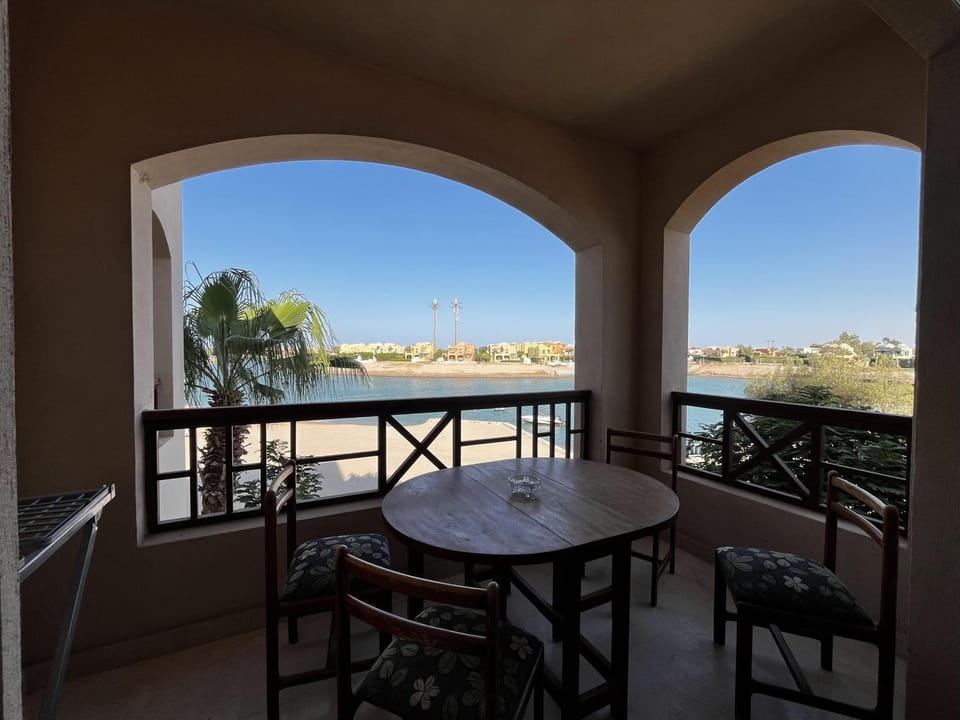 Day, Natural landscape, View (from property/room), Balcony/Terrace, Living room, Seating area, Dining area, River view