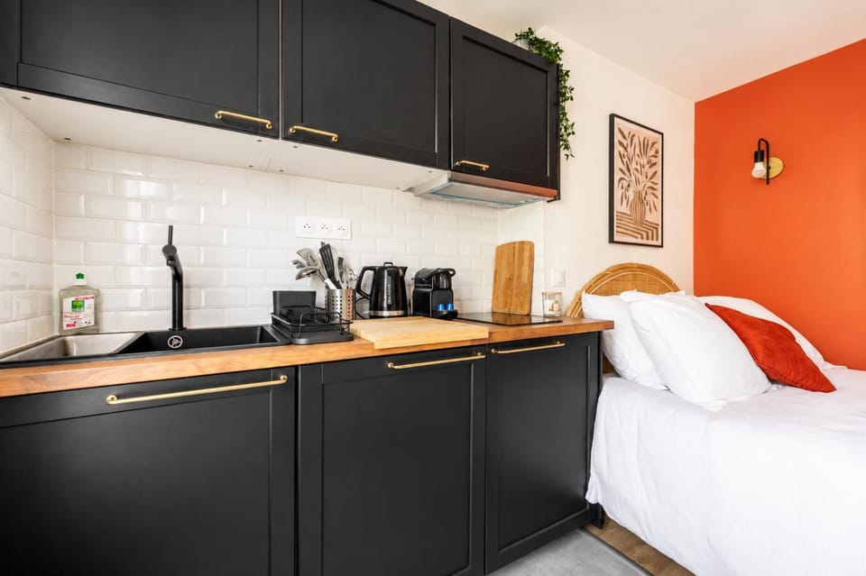 Bed, Kitchen or kitchenette