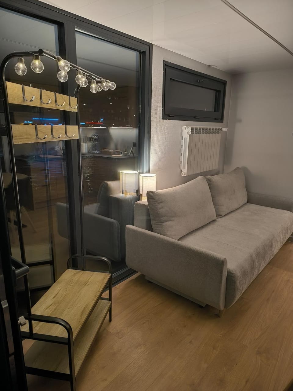 L'Oasis Caennais, péniche sur le port Docked boat in Caen
