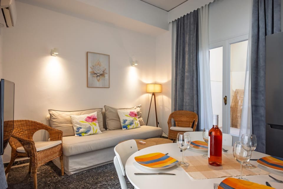 Living room, Seating area, Dining area, air conditioner