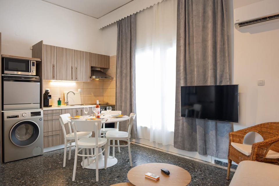 TV and multimedia, Coffee/tea facilities, Kitchen or kitchenette, Seating area, Dining area, microwave, oven, washing machine, kitchen, air conditioner