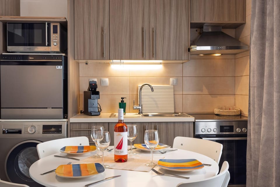 Coffee/tea facilities, Kitchen or kitchenette, Dining area, microwave, oven, washing machine, kitchen