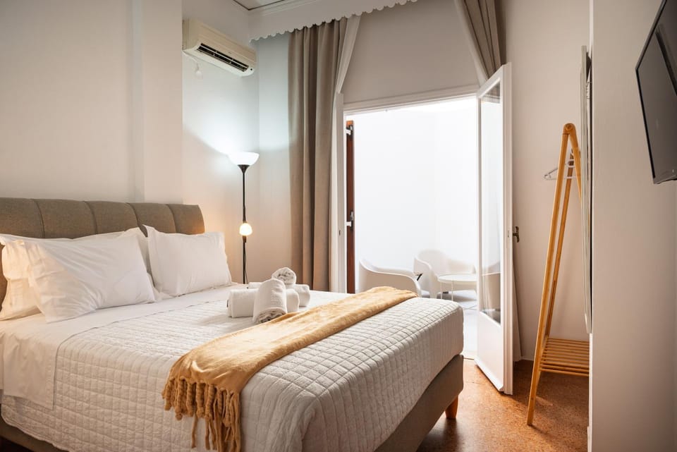 Bed, TV and multimedia, Balcony/Terrace, Bedroom, towels, air conditioner