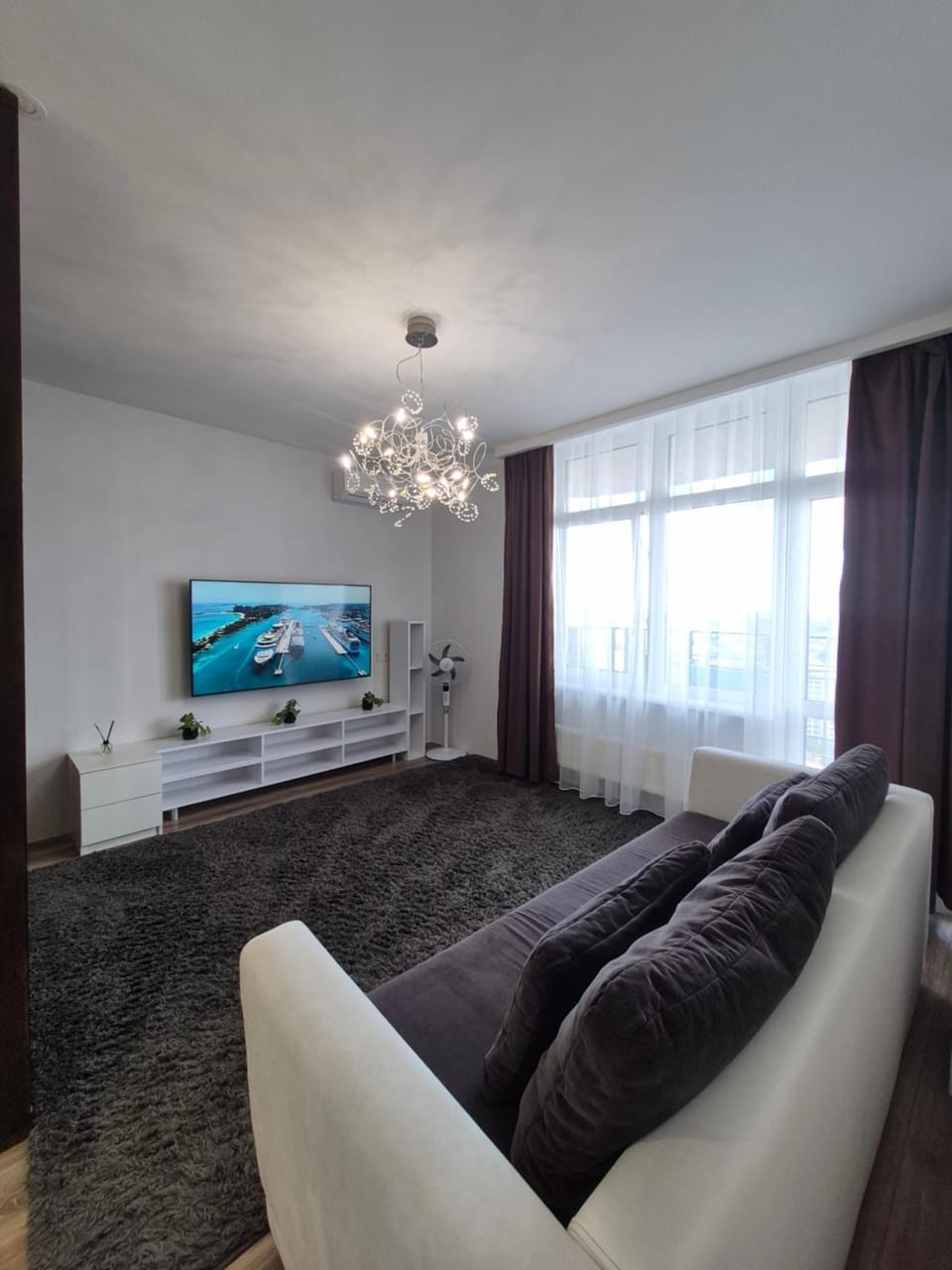 Communal lounge/ TV room, Bed, TV and multimedia, Living room, Photo of the whole room, Seating area, Evening entertainment, Bedroom
