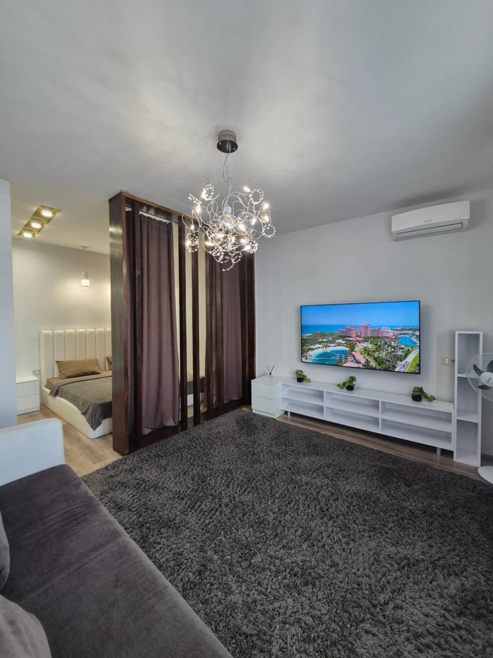 Communal lounge/ TV room, Bed, TV and multimedia, Living room, Photo of the whole room, Seating area, Evening entertainment, Bedroom, air conditioner