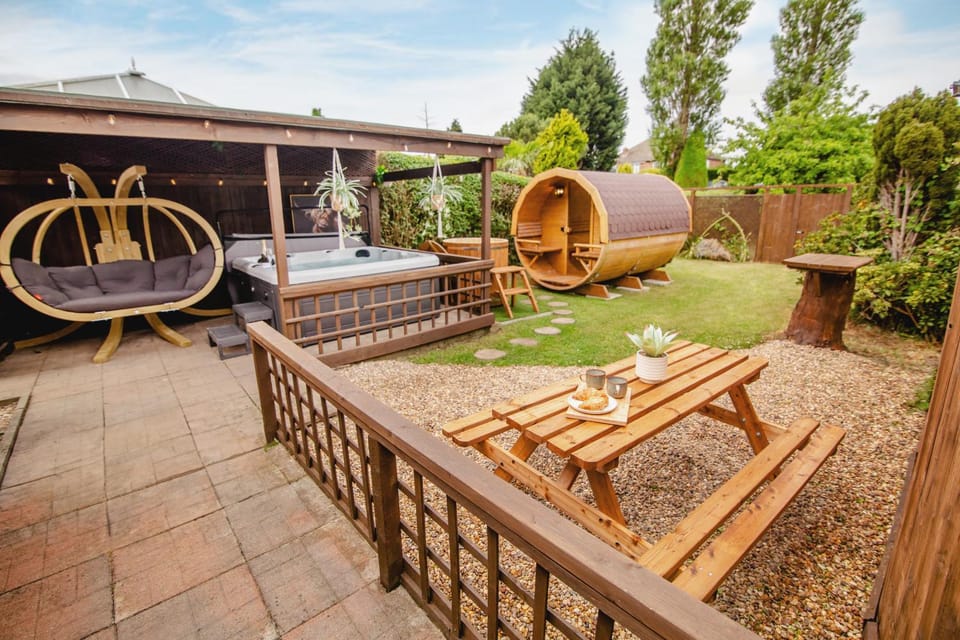 Property building, Spring, Day, Garden, Seating area, Evening entertainment, Garden view, Swimming pool