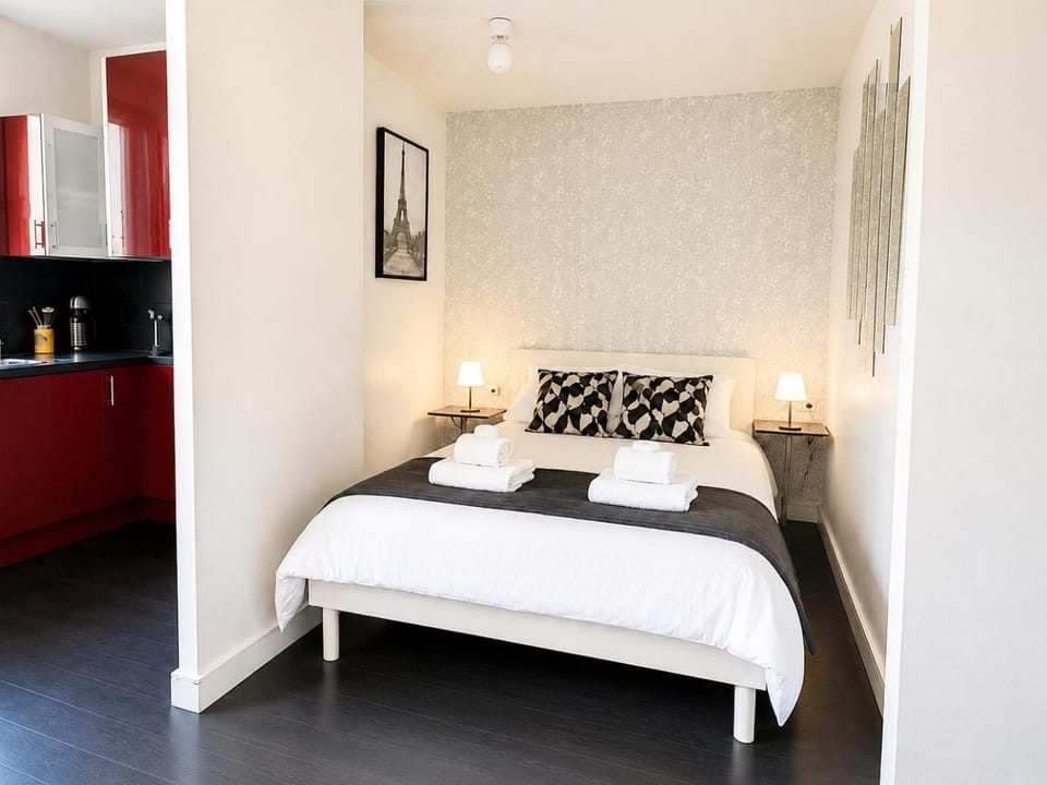 Bed, Kitchen or kitchenette, Photo of the whole room, Bedroom, towels