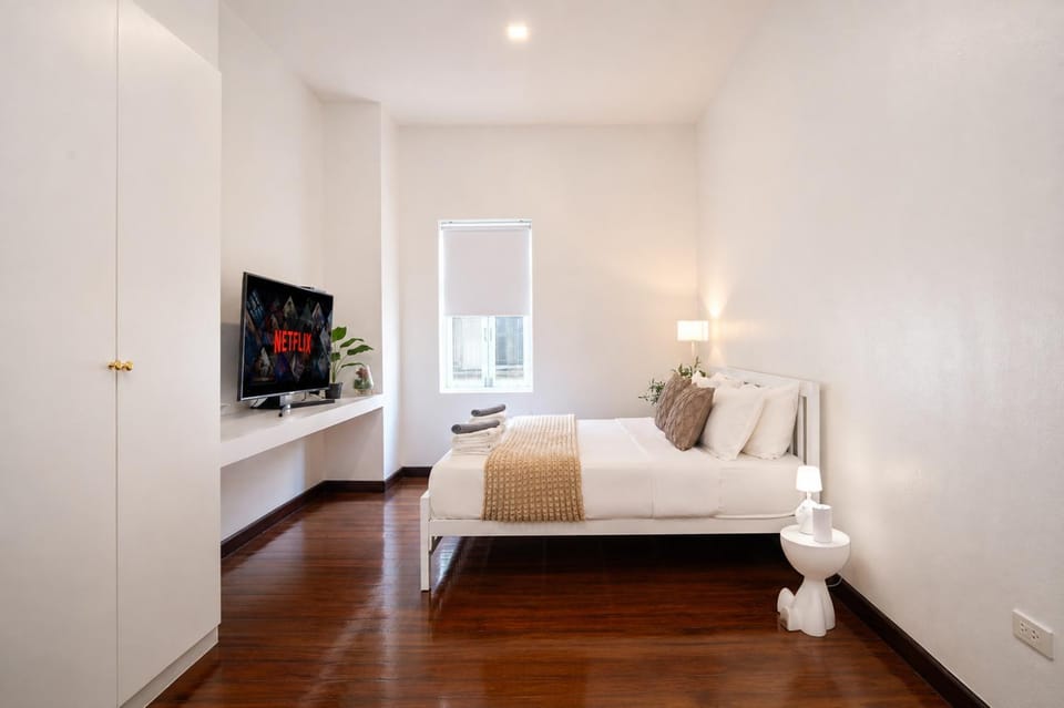 Bed, TV and multimedia, Photo of the whole room, Bedroom, towels
