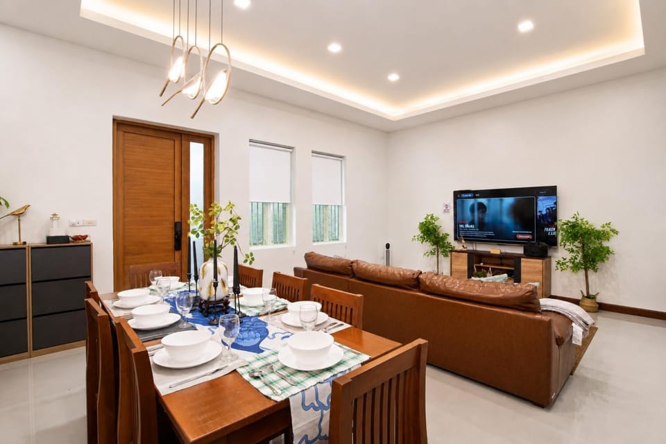 Communal lounge/ TV room, TV and multimedia, Living room, Seating area, Dining area, Evening entertainment