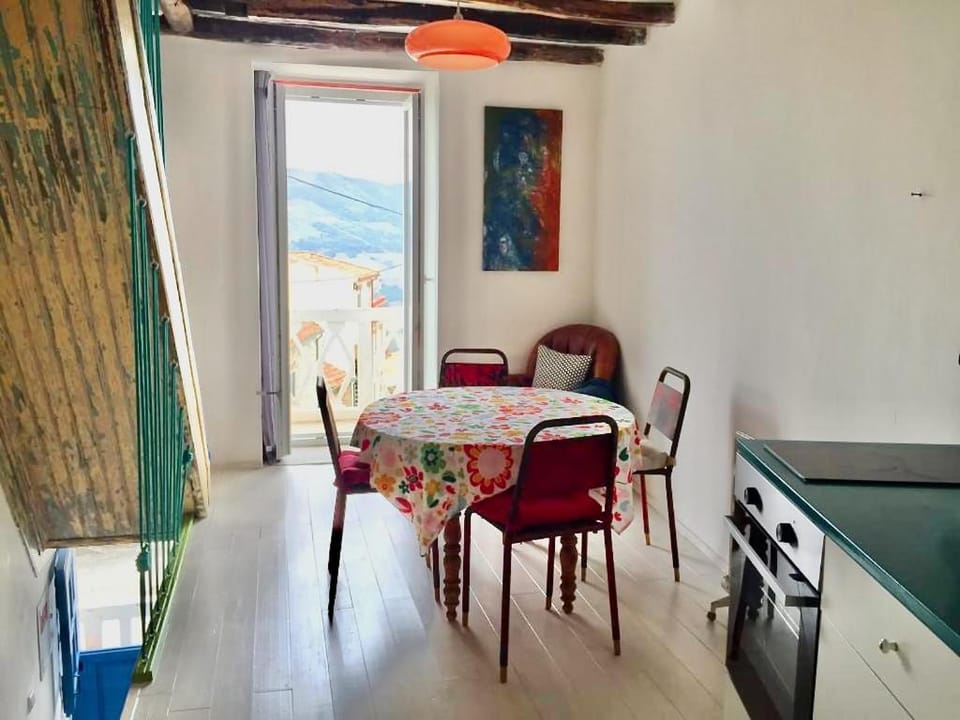 Kitchen or kitchenette, Seating area