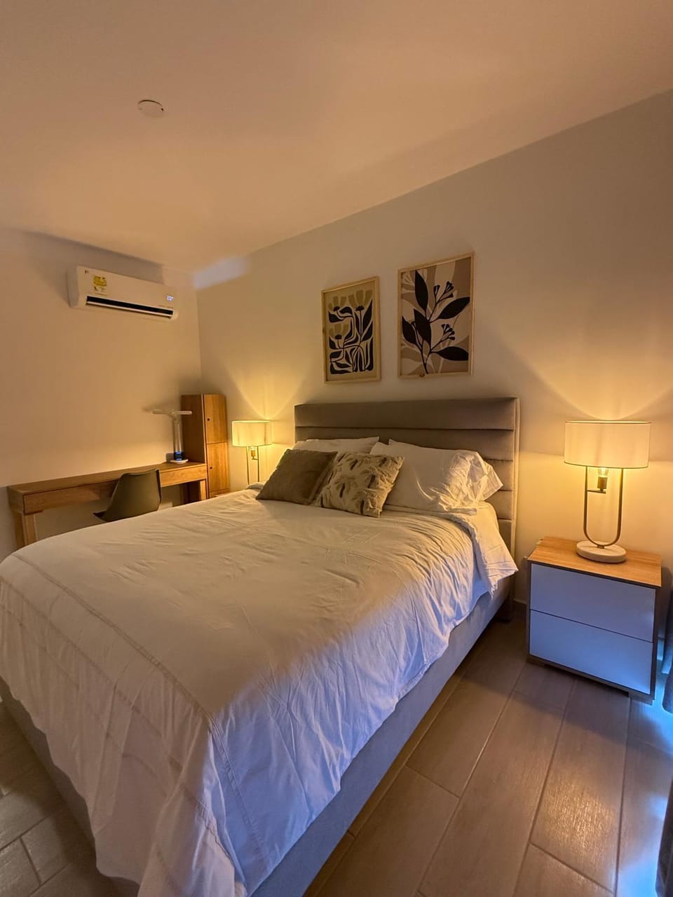 Bed, Photo of the whole room, Bedroom, air conditioner