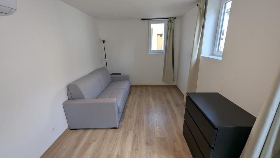 Studio deux personnes Vichy centre Avec la climatisation Parking gratuit et privé Apartment in Auvergne-Rhône-Alpes